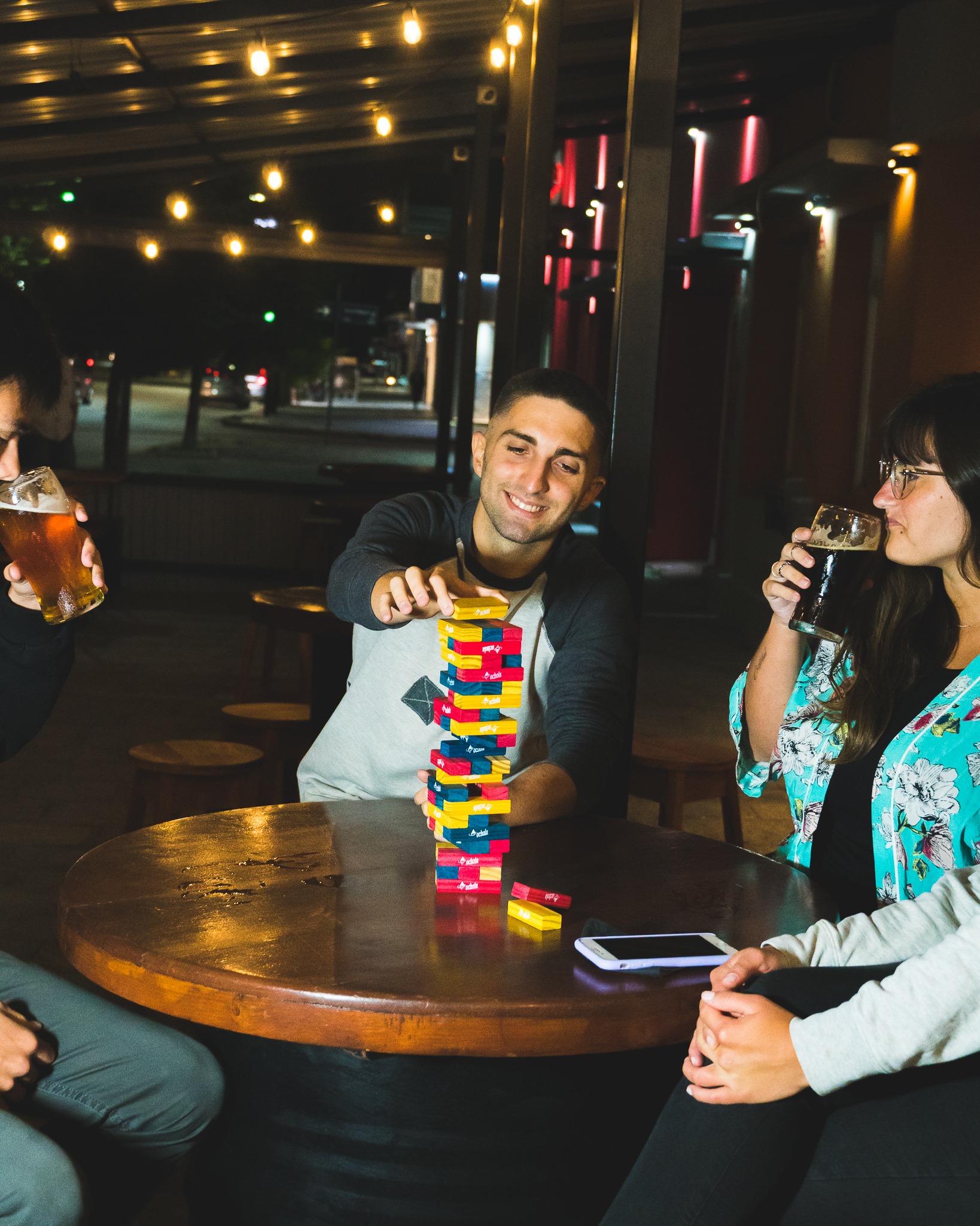 Chicos disfrutando yenga